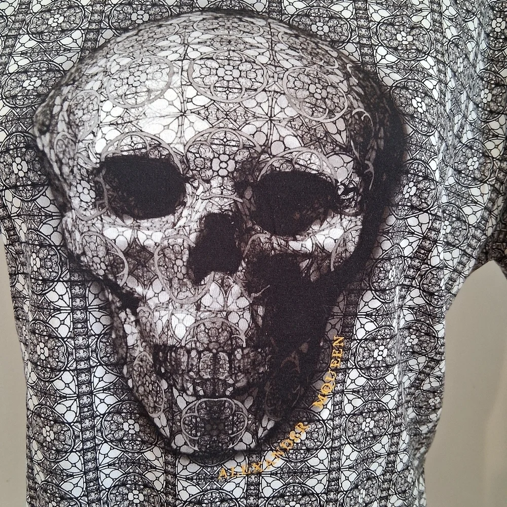 Alexander Mcqueen Skull Men's Black and Gray Graphic T-Shirt Size Large